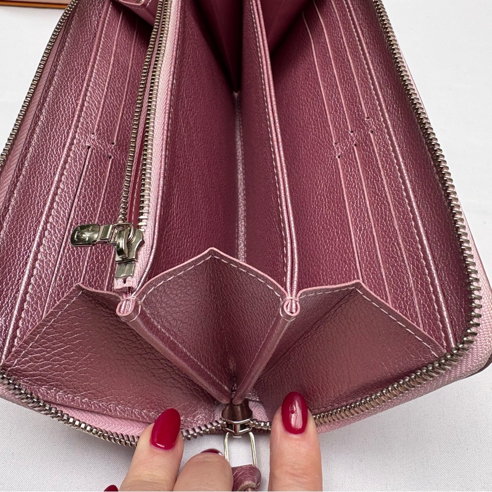 ❌SOLD❌ Louis Vuitton Lock Me Wallet in Crystal Rose Metallic Leather Zippy - Picture 7 of 17